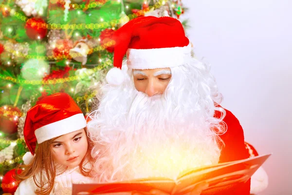 Санта-Клаус с симпатичной внучкой — стоковое фото