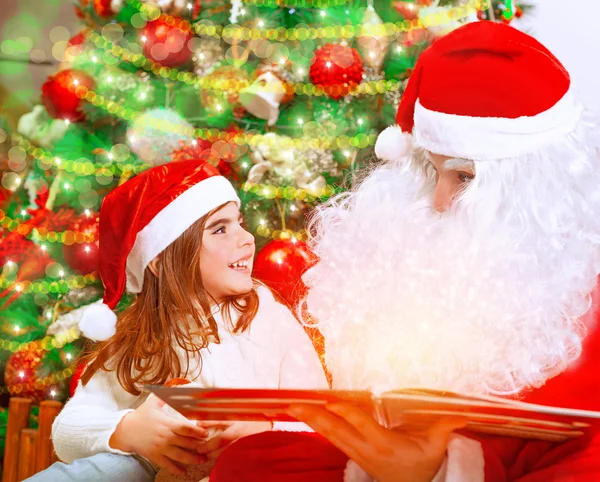Чтение волшебной книги с Дедом Морозом — стоковое фото