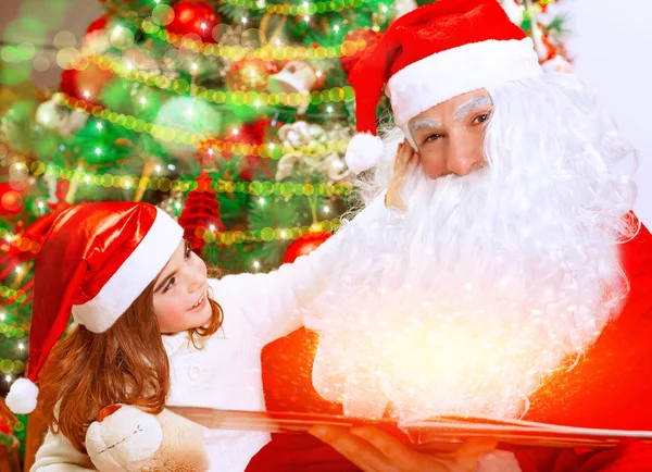 Söt liten flicka med jultomten — Stockfoto