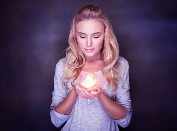 Attraktive Frau mit Kerze — Stockfoto