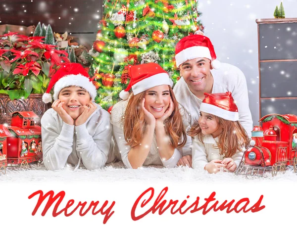 Família feliz em casa no Natal — Fotografia de Stock