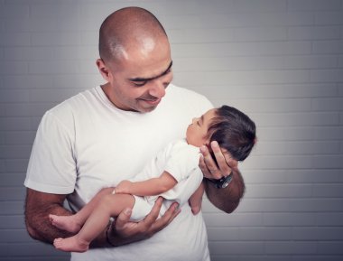 Mutlu baba ve küçük bebek