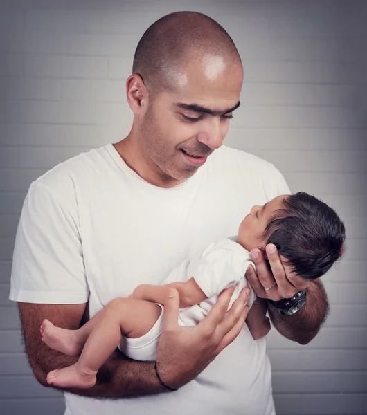 Père heureux avec petit bébé — Photo