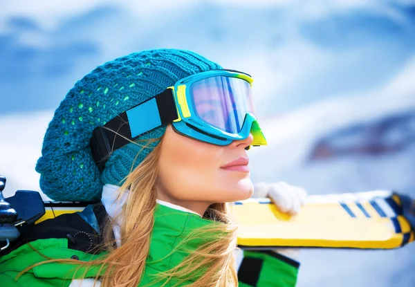 Güzel kayakçı kız portre — Stok fotoğraf