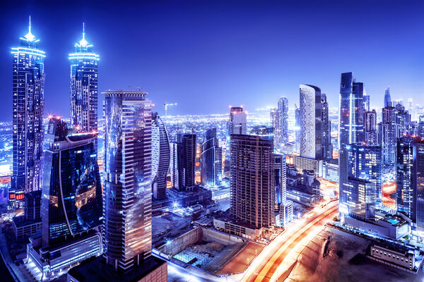 Dubai escena de noche en el centro — Foto de Stock