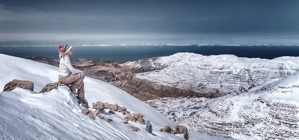 Mulher ativa em montanhas nevadas — Fotografia de Stock