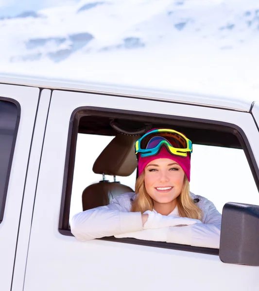 Šťastná dívka v autě — Stock fotografie
