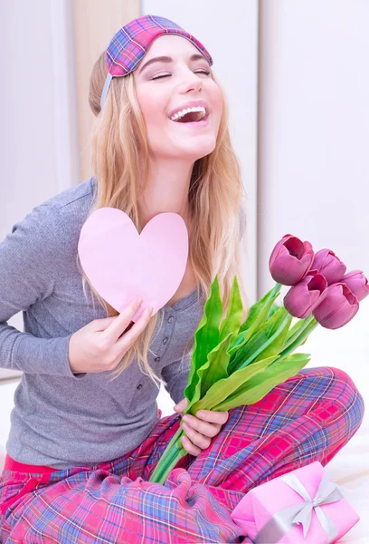 Opgewonden vrouw met romantische letter — Stockfoto