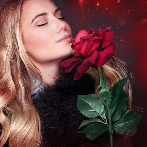 Όμορφη γυναίκα μυρίζοντας τριαντάφυλλο — Φωτογραφία Αρχείου