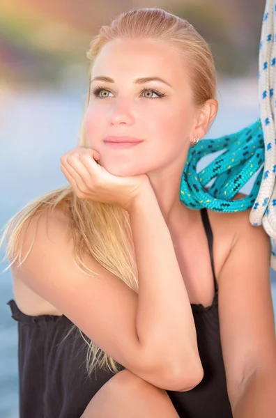 Schöne Frau auf dem Segelboot — Stockfoto