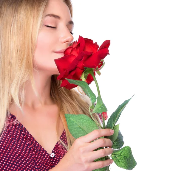 Frau riecht schöne rote Rose — Stockfoto