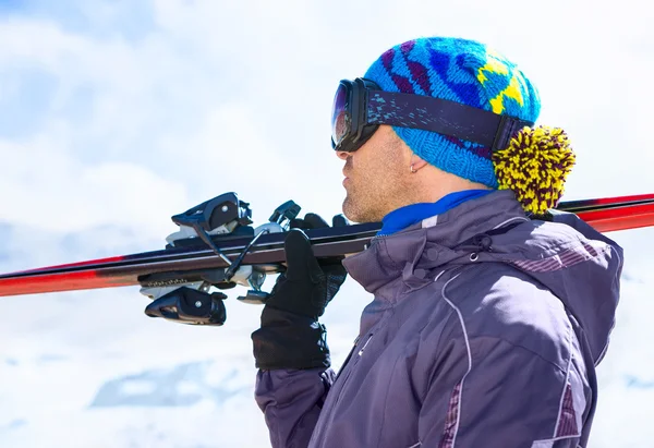 Knappe skiër man — Stockfoto