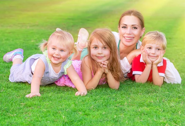 Glückliche große Familie — Stockfoto