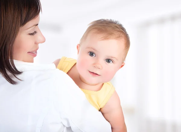 Mãe feliz e bebê — Fotografia de Stock