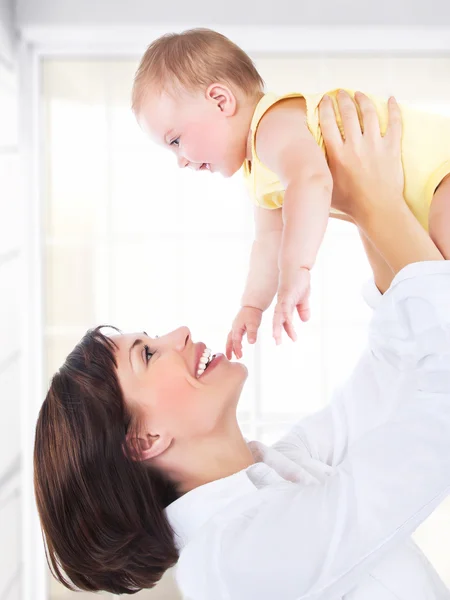 Gelukkig moeder en baby plezier — Stockfoto