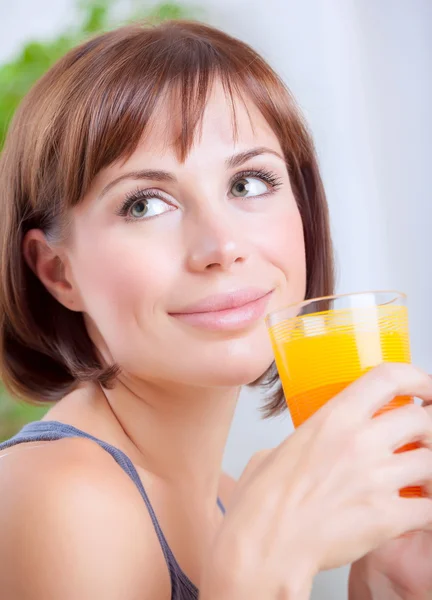 Söta kvinnliga dricka juice — Stockfoto