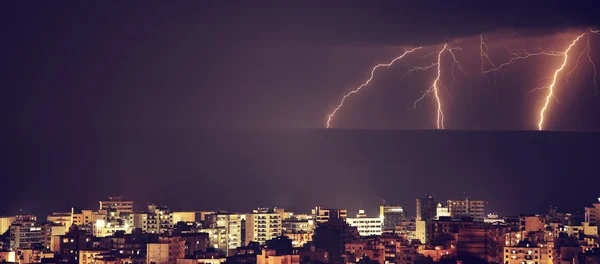 Rayo sobre la ciudad de noche —  Fotos de Stock