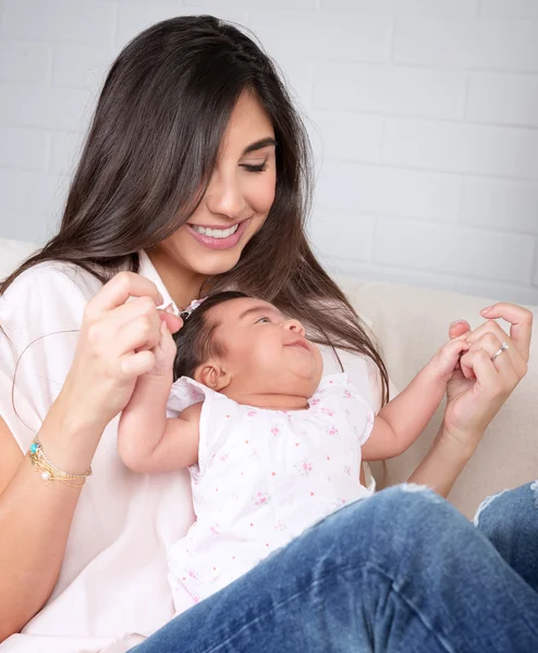 Şirin bebek ile mutlu anne — Stok fotoğraf