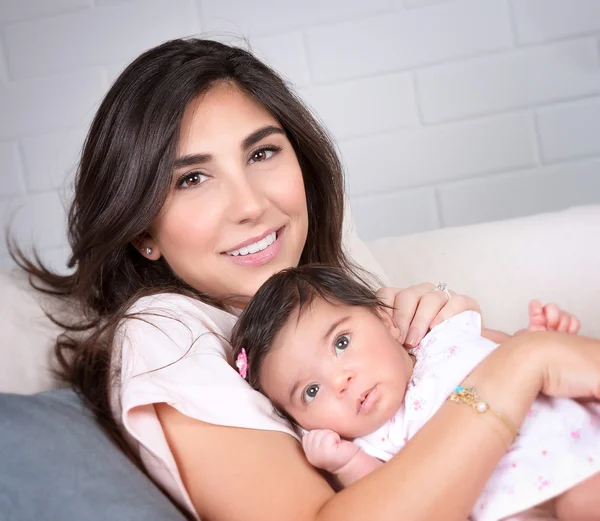 Schöne Mutter mit kleiner Tochter — Stockfoto