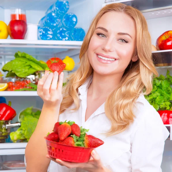 Schöne Frau isst Erdbeere — Stockfoto