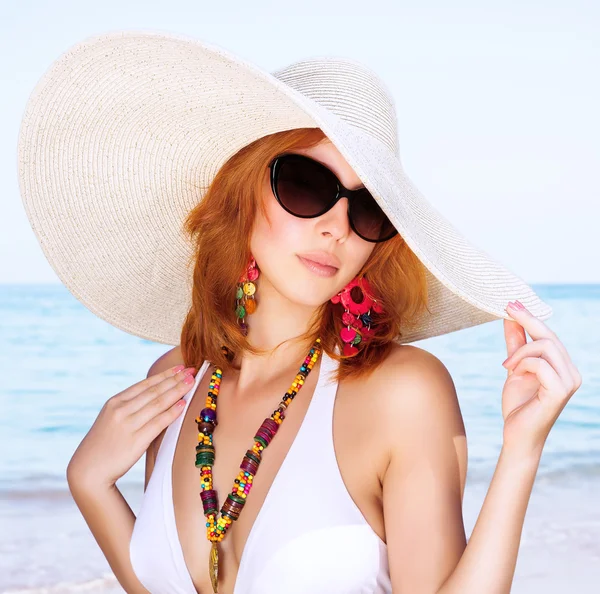 Hermosa hembra en la playa — Foto de Stock