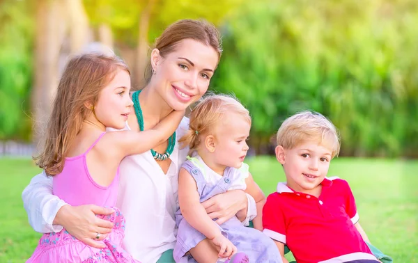 Gelukkig moeder met baby 's — Stockfoto