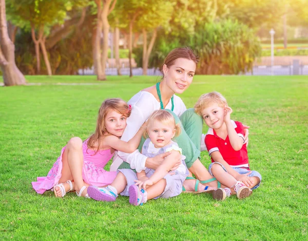 Felice madre con i bambini — Foto Stock