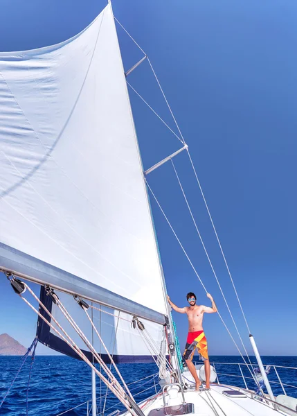 Fröhlicher Mann auf Segelboot — Stockfoto