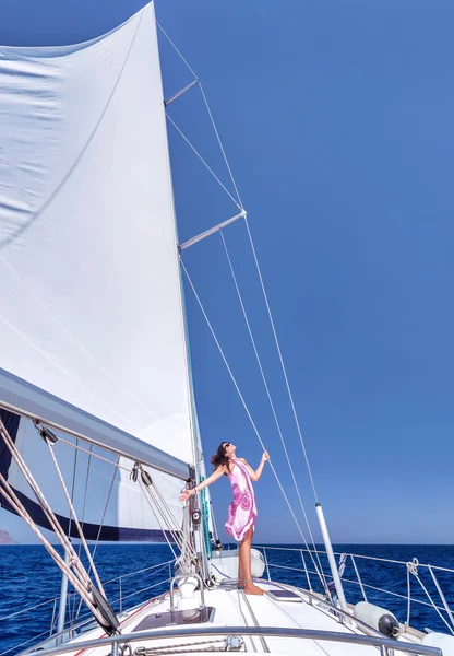 Gelukkige vrouw op zeilboot — Stockfoto