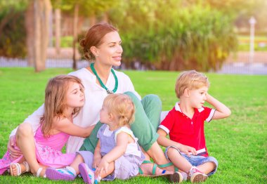 Bebekler ile mutlu anne