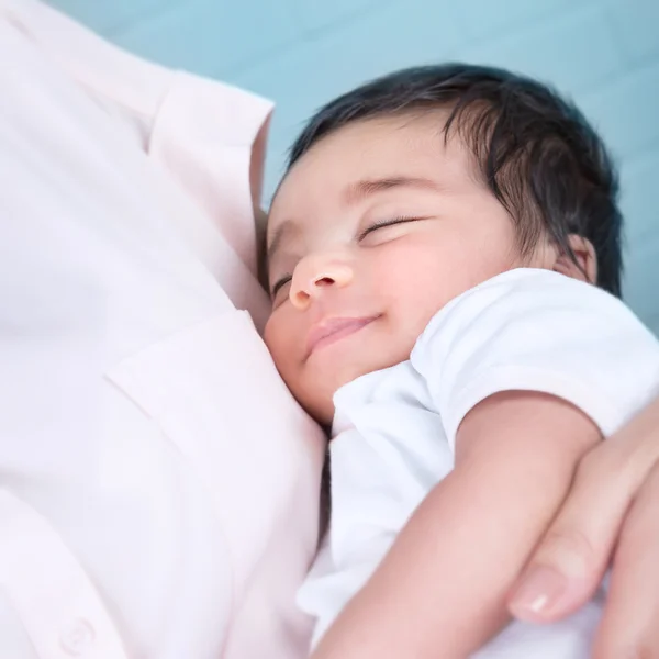 Aranyos baba a kezében anyák — Stock Fotó