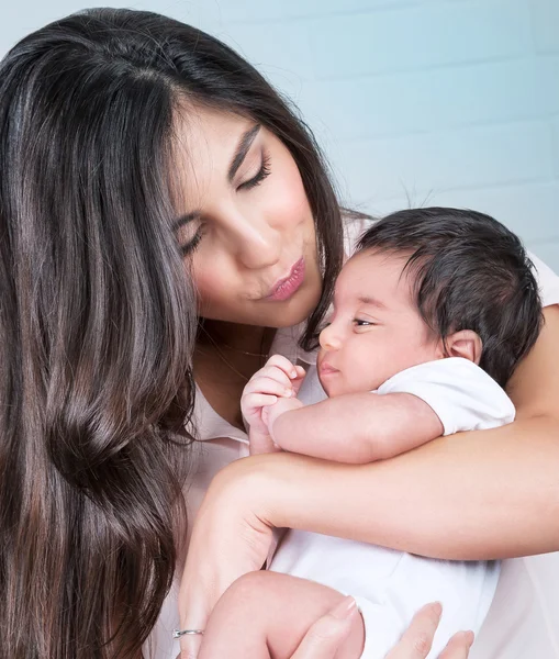 Madre besando pequeño bebé —  Fotos de Stock