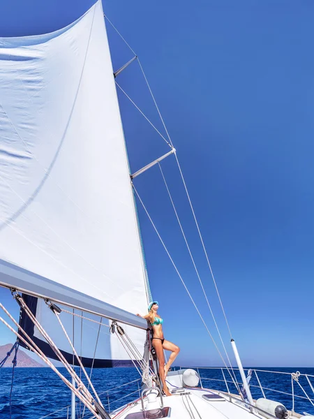 Щаслива жінка на вітрильному човні — стокове фото