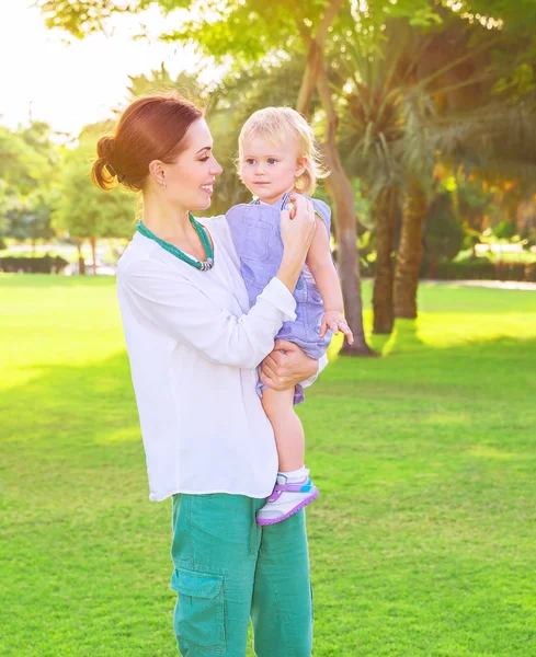 Glad mamma med lilla dotter — Stockfoto