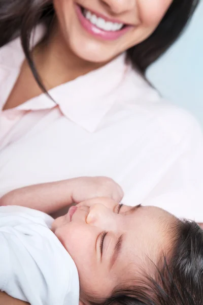 Sleeping baby on mothers hands — Stock Photo, Image