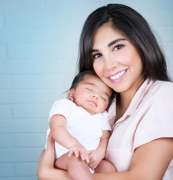 Mère heureuse avec bébé — Photo