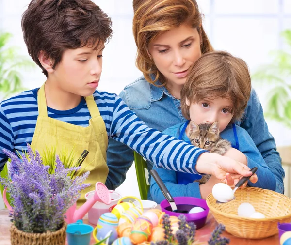 Joyeux famille peinture oeufs de Pâques — Photo