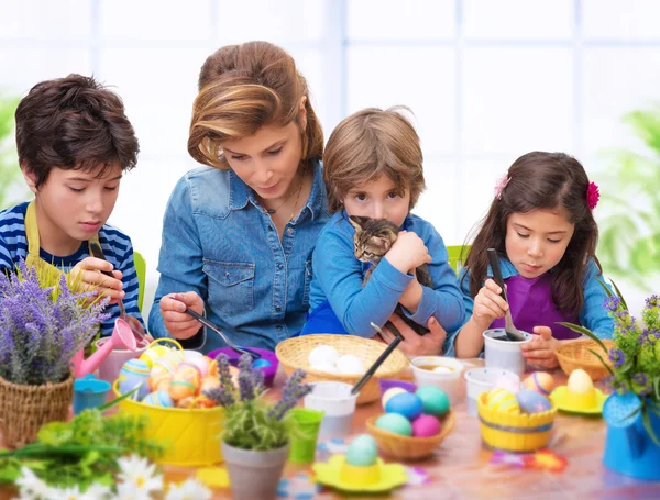 Ritratto di famiglia nel periodo pasquale — Foto Stock