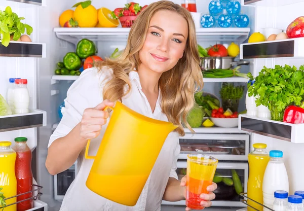 Mulher feliz derramando suco — Fotografia de Stock