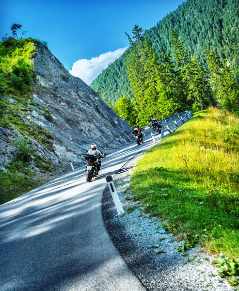 Περιοδεία ποδηλάτες κατά μήκος Άλπεις — Φωτογραφία Αρχείου