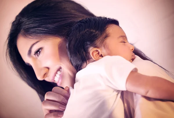 Jeune mère avec petit bébé — Photo