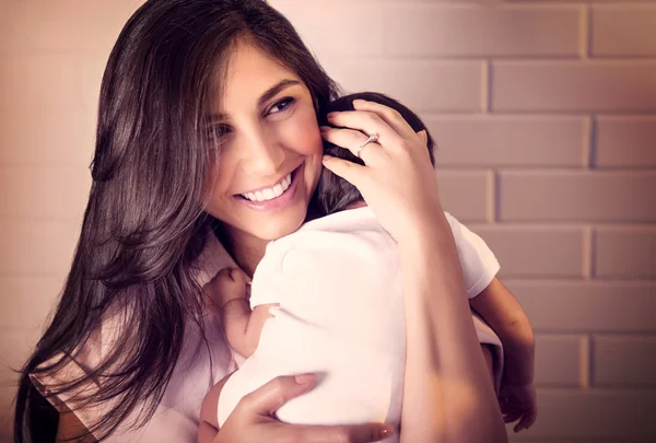 Ung mamma med lite baby — Stockfoto