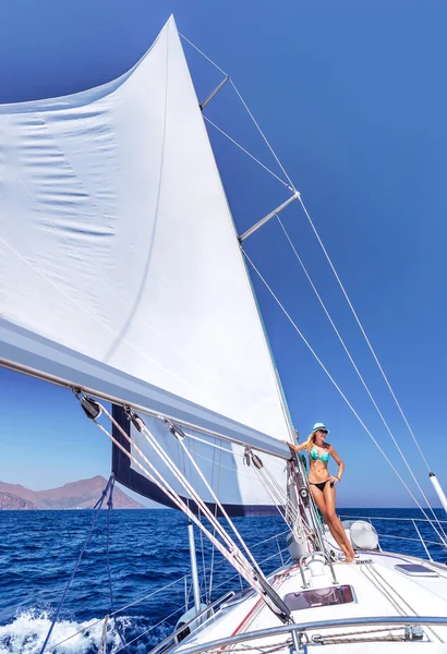 Sexy vrouw op zeilboot — Stockfoto