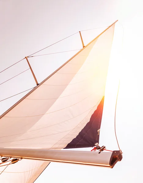 Navigare sopra il cielo del tramonto — Foto Stock