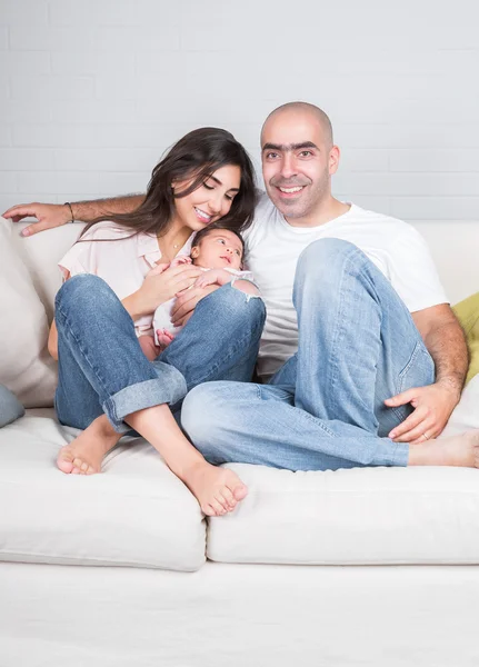Lyckliga föräldrar med små barn — Stockfoto