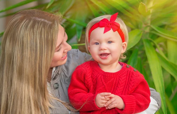 Lycklig familj i parken — Stockfoto