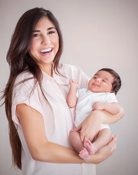 Gelukkig moeder met baby — Stockfoto