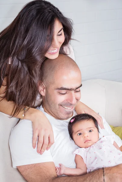 Pais felizes com bebê pequeno — Fotografia de Stock