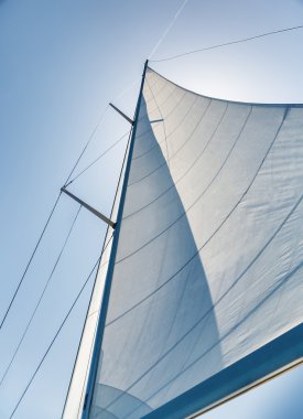 Gökyüzü arka plan üzerinde yelken