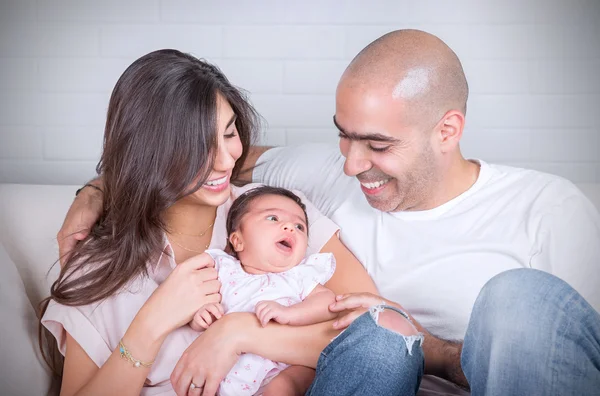 Felice giovane famiglia — Foto Stock